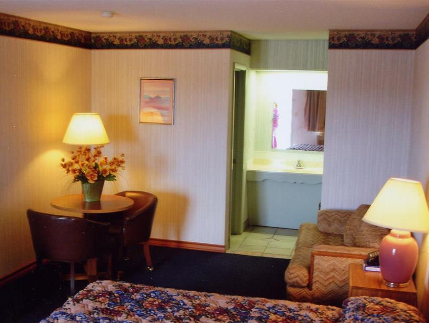 Hillcrest Inn & Suites 오조나 외부 사진